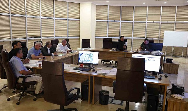 Vali Toraman, Ayvacık ve Gelibolu ilçelerinde devam eden orman yangınlarını Yangın Yönetim Merkezinden takip ediyor