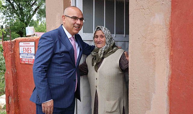 Validen kendisine uzaktan görüp el sallayan yaşlı kadına sürpriz ziyaret