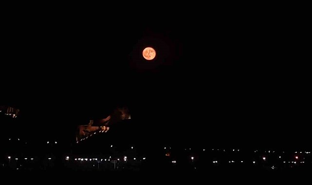 Van Kalesi dolunayda manzarası ile hayran bıraktı