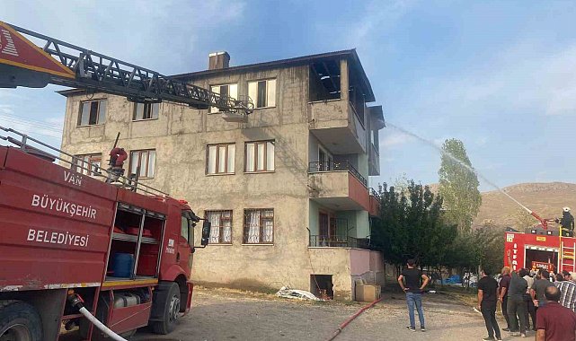 Van'da çatı yangını