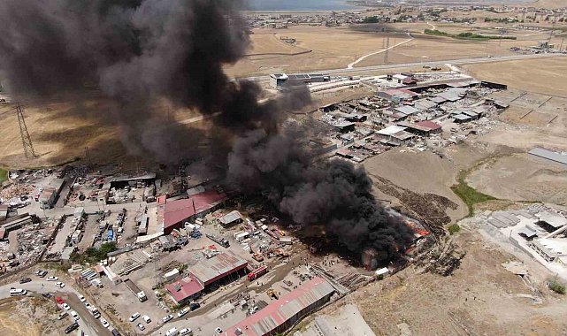 Van'da geri dönüşüm tesisinde çıkan yangına itfaiye ekipleri ve TOMA'dan müdahale