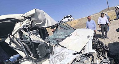 Van'da minibüs ile kamyon çarpıştı: 1 yaralı