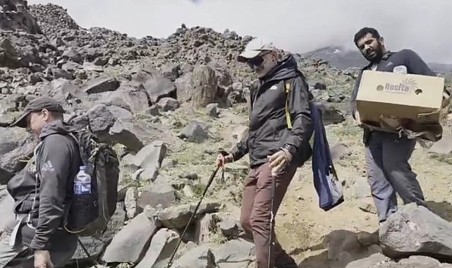 Yabancı turistler Ağrı Dağı'nda çevre temizliği yaptı