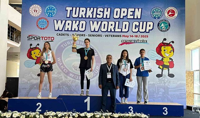 Yağmur Denizli'den kick boksta tarihi zafer