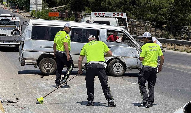 Yan yatan minibüste 6 kişi yaralandı, polis cam kırıklarını süpürgeyle temizledi