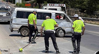 Yan yatan minibüste 6 kişi yaralandı, polis cam kırıklarını süpürgeyle temizledi
