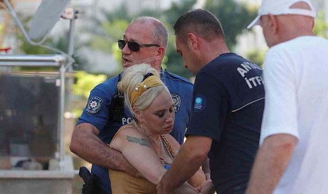 Yanan evini gören kadın baygınlık geçirdi, kedisi oksijen maskesiyle kurtarıldı