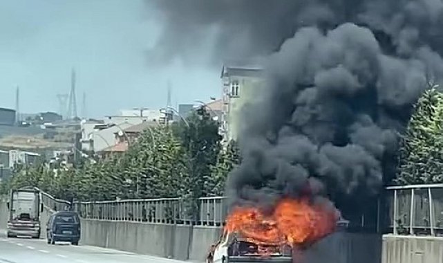 Yanan otomobilden geriye hurda yığını kaldı