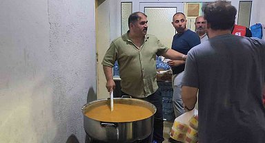 Yangın bölgesindeki muhtar köye gelen yardım ekibine çorba yaptı