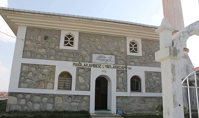 Yangın çıkan cami büyük hasar aldı, Kur'an-ı Kerim'ler zarar görmedi