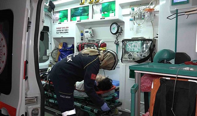 Yardım için yola çıkan baba-oğul kaza yaptı