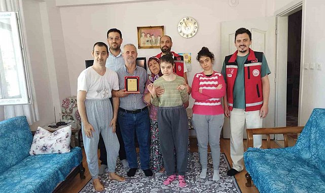 Yarım asırlık evli çifte teşekkür plaketi