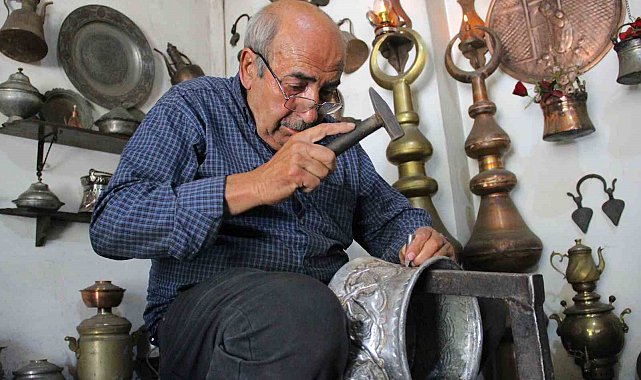 Yarım asırlık usta çekiciyle bakırı işleyerek sanata dönüştürüyor