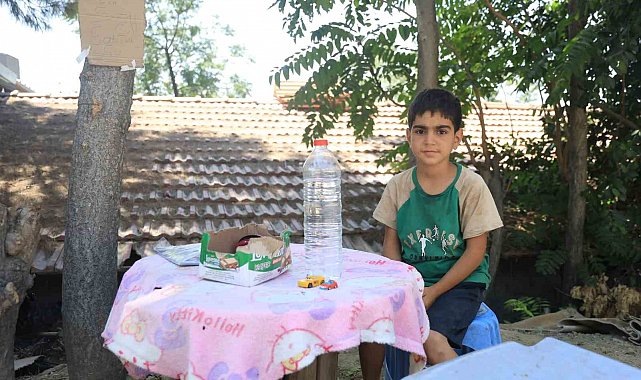 Yaşı küçük diye sanayiye alınmayan çocuk, su satarak bisiklet parasını biriktiriyor