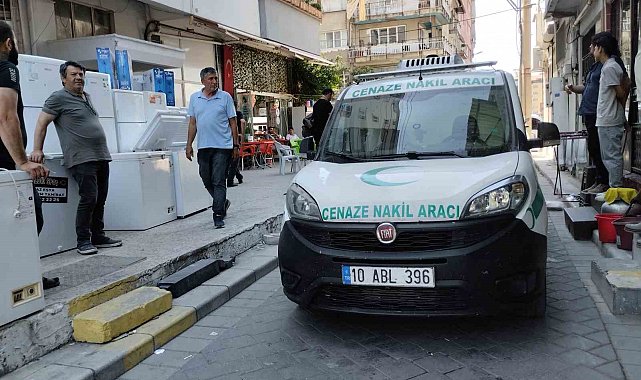 Yaşlı adam, binanın teras katındaki demirlerde asılı bulundu