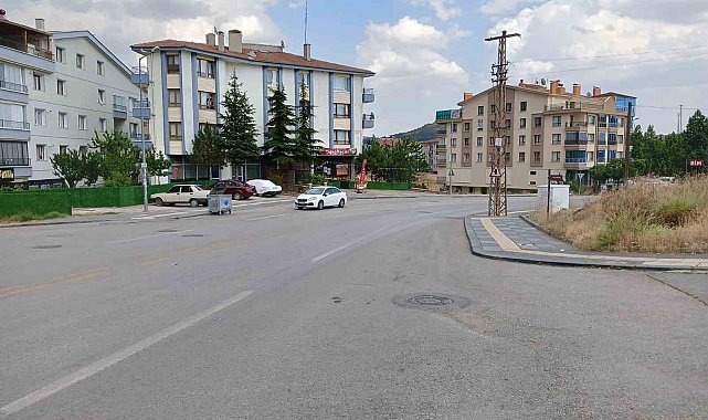 Yaşlı kadın drift atan aracın altında kalmaktan son anda kurtuldu