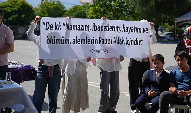 Yatılı yaz Kur'an kursu öğrencilerinden coşkulu final: İTÜ'deki pankartı açtılar