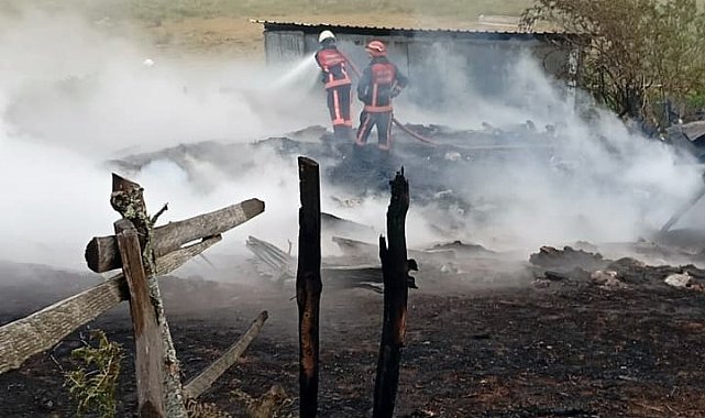 Yaylada yangın paniği: 2 ev ve 1 ahır küle döndü