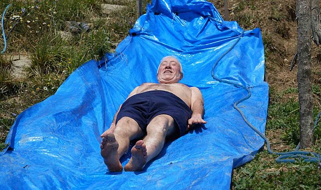 Yaz sıcağına ilginç çözüm: Köydeki evinin bahçesine kendi aquaparkını yaptı