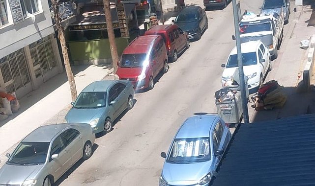 Yenimahalle'de toplanmayan çöplere mahalle sakinleri tepki gösterdi