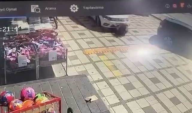 Yere çömelip poşetleriyle uğraşırken arabanın altında kaldı
