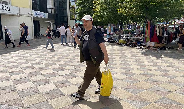 Yıllardır sokak sokak dolaşıp kaset satmaya çalışıyor