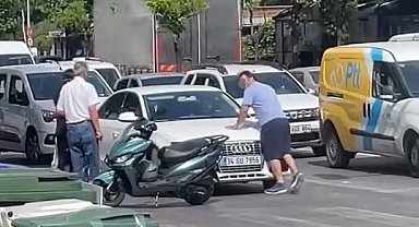 Yol verme tartışmasında aracın önünü kesti, sileceği kırıp cama yumruk attı