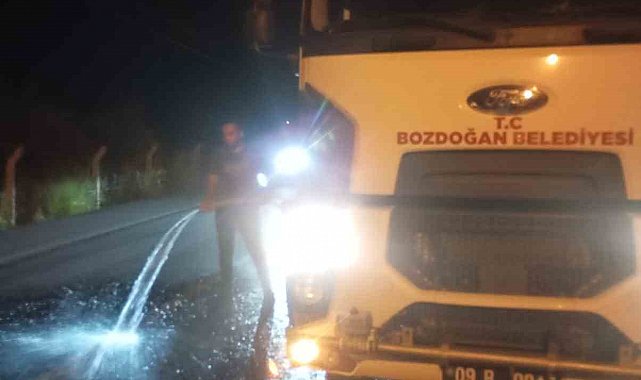 Yola dökülen yağ, belediye ekiplerince temizlendi