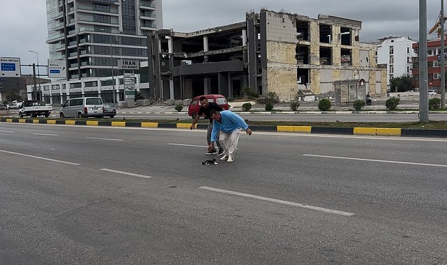 Yolcu dolu minibüsü durdurarak akan trafikte çaresizce bekleyen yavru kediyi kurtardı