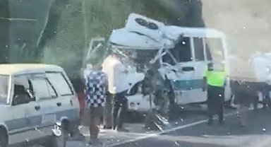 Yolcu minibüsü kamyonla çarpıştı: 2'si ağır 4 yaralı