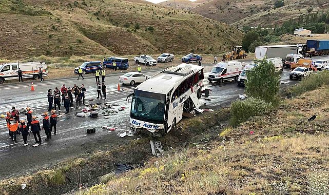 Yolcu otobüsü dağ yamacına çarptı: 4 ölü, 33 yaralı
