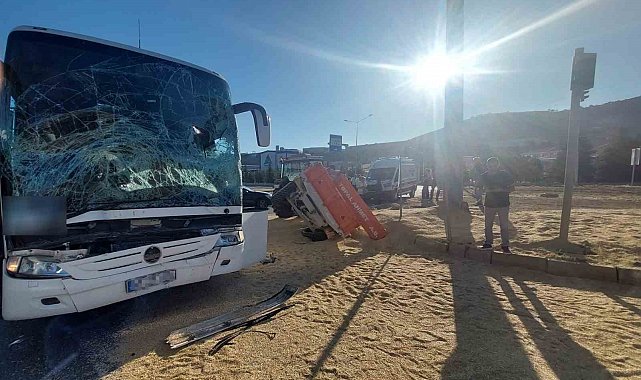 Yolcu otobüsü ile traktör çarpıştı: 3 yaralı
