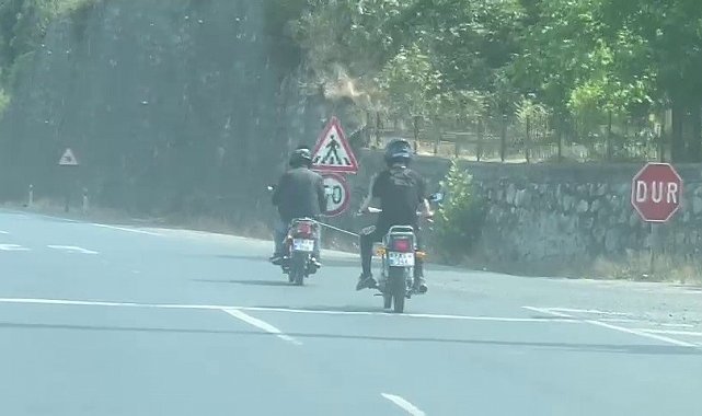 Yolda arızalanan motosiklet, başka bir motosikletliyle halata bağlanarak ilerledi