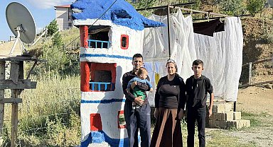 Yüksekova'da görenleri şaşırtan gemi ve yunus figürlü ev maketi