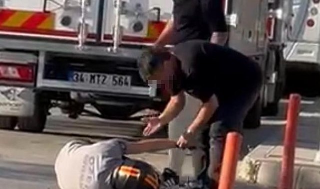 Yumrukların havada uçuştuğu kavgada motosikletli yerde tekmelendi