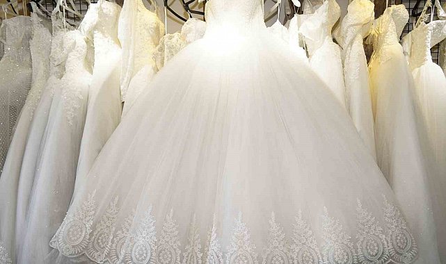 Yunusemre Belediyesinin gelinlik mağazası hizmeti sürüyor