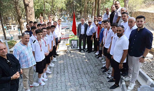 Yunusemre'nin U17'leri şampiyonluk kupasıyla Ferdi Zeyrek'in mezarına gitti