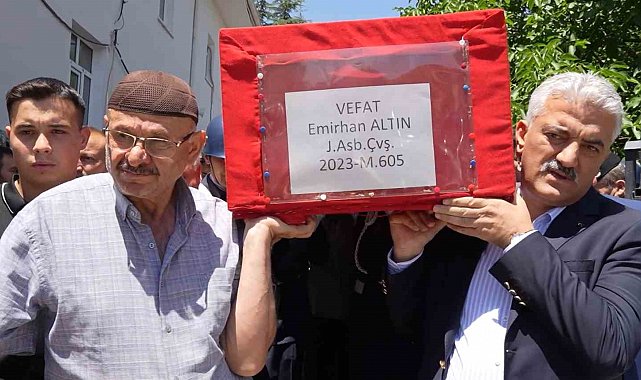 Yürek yakan veda: Oğlunun tabutunu omuzladı