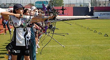 Yüzlerce okçu yay gerdi, hedefe ok attı