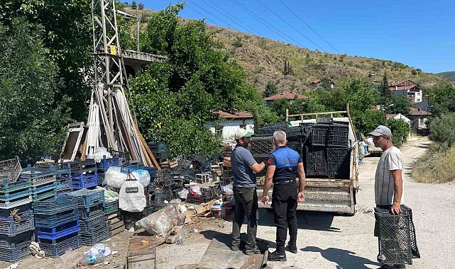 Zabıta çevreye hurda ve mobilya eşyası atan kişiyi suçüstü yakaladı, bir de üstüne seyyar kavun karpuz satıcısı çıktı