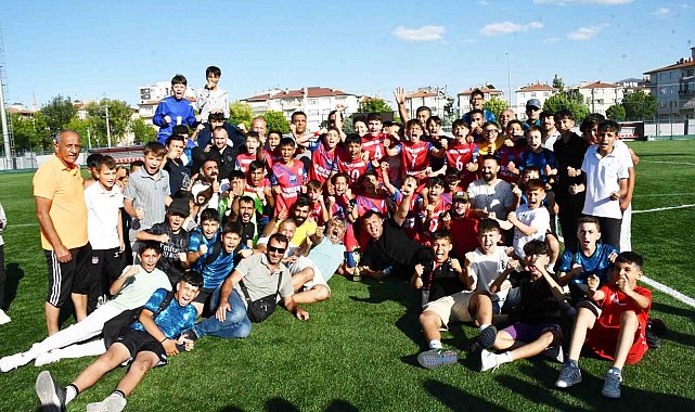 Zeki Akparlar FK, U13 Liginde şampiyon oldu