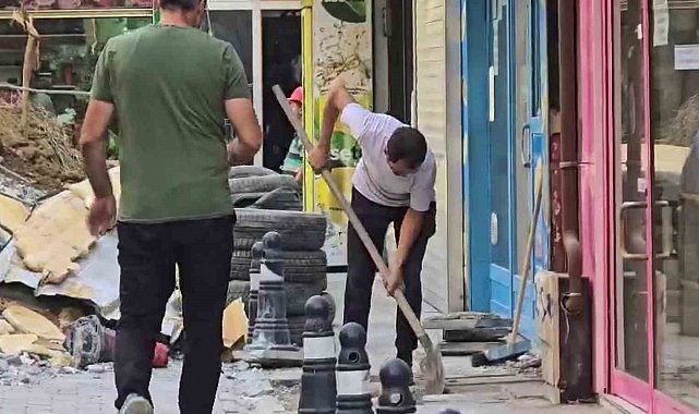 Zonguldak'ta yıkım sırasında molozlar yola döküldü