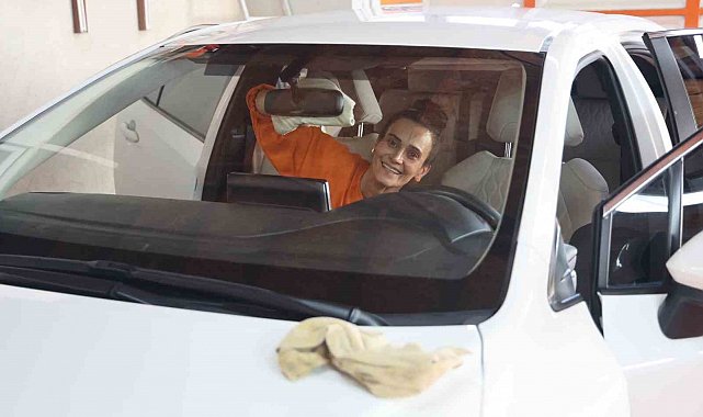 'Abi' diye seslenenler olsa da oto yıkamacı Gülcan, depremin yıkamadığı hayalleriyle ekmek parasını kazanıyor