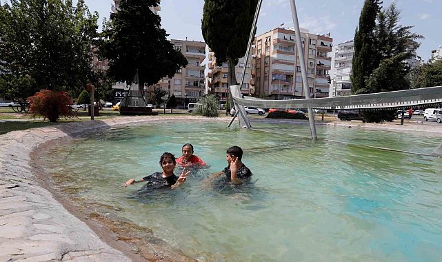 44 derecelik sıcaktan bunalan çocuklar süs havuzunda serinledi