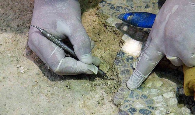 50 derece sıcaklıkta iğne ile tarih kazıyorlar