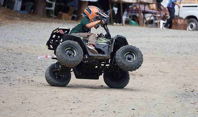 6 yaşındaki Ömer, ATV motoruyla festivalde dikkat çekti