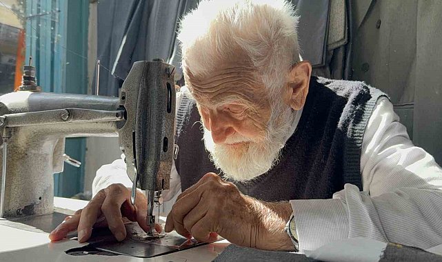 75 yıllık terzi gözlüksüz dikiş yapıyor