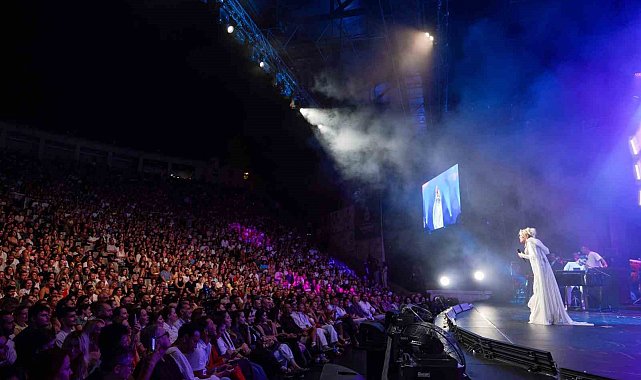 79 yaşındaki Süperstar Ajda Pekkan 3 saat kaldığı sahnede 45 şarkı söyledi