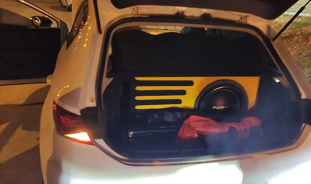 Abartı egzoz ve kurallara aykırı cihaz kullanan sürücü trafikten men edildi