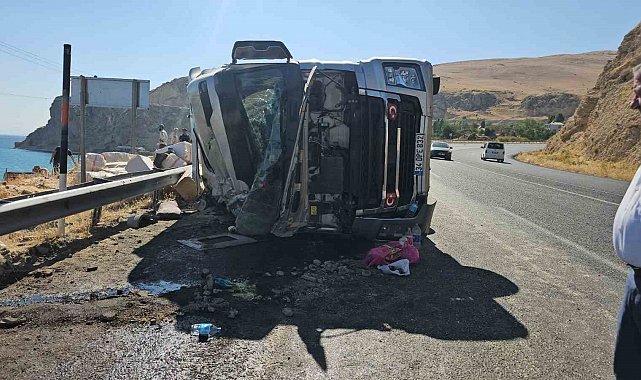 Adilcevaz'da saman yüklü tır devrildi: 2 kişi yaralandı
